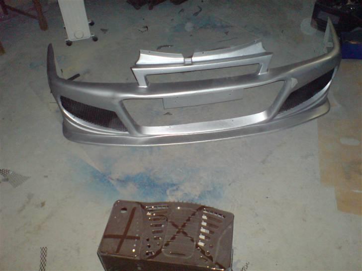 Opel kadett E ¤solgt¤ - frontspoilen, efter jeg fik den malet billede 3