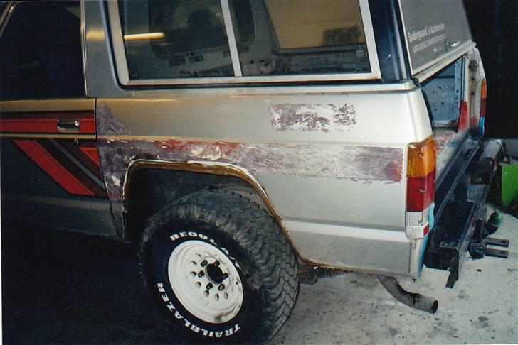 Nissan Patrol 4x4 Pickup - Og venstre side.    Plus at kanterne er metaliseret. billede 4
