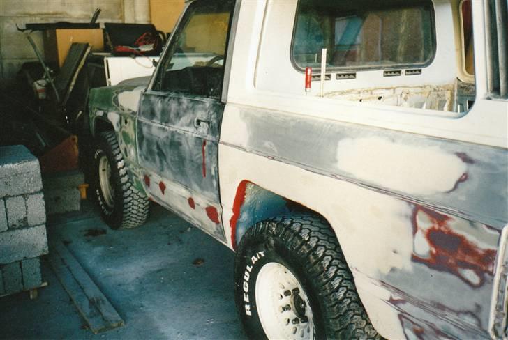 Nissan Patrol 4x4 Pickup - Den er bleven spartlet fra dør til bag lygte p begge sider. billede 9