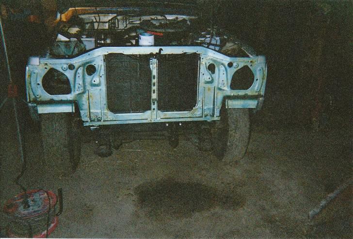 Nissan Patrol 4x4 Pickup - Før samling af de diverse dele. Blev stumperne grattet ind i transperant konsevering.  billede 15