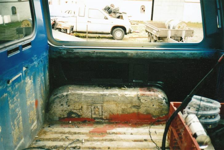 Nissan Patrol 4x4 Pickup - Ladrummet fik også en tur med maling og sager. billede 18