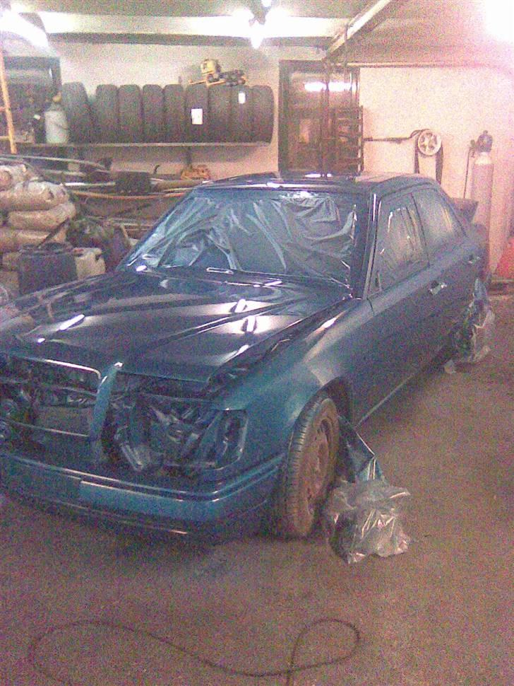 Mercedes Benz 250D 124 *RIP* - ved at blive malet billede 8