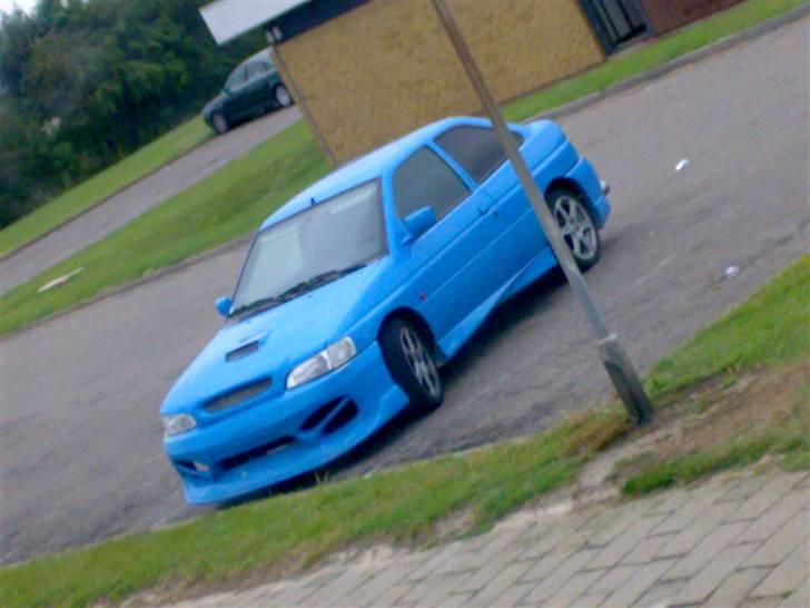 Ford Escort *lidt død * - 2 måneder senere pladerne blir taget af pansersvin billede 3