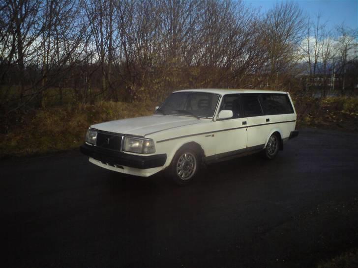 Volvo 240 GL  skrotte billede 1