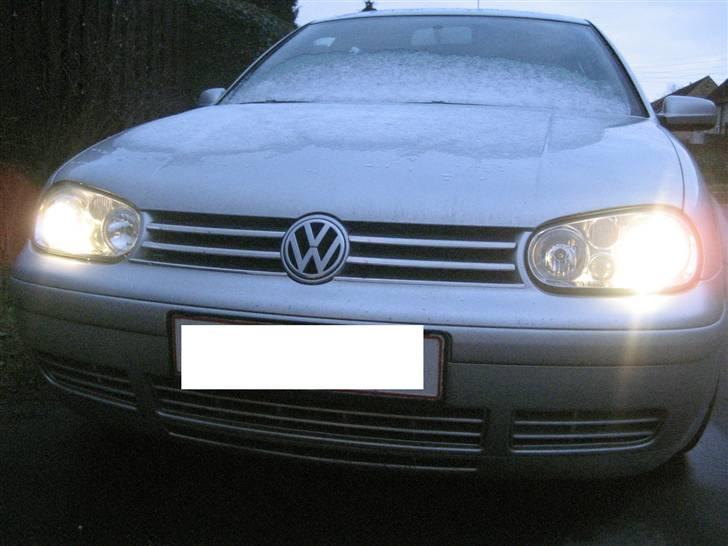 VW Golf IV - forfra, hvor man kan ane chrom-grillen billede 3