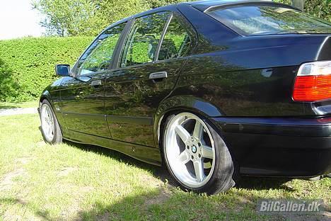 BMW 320i SOLGT billede 1