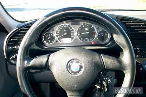 BMW 320i SOLGT billede 3