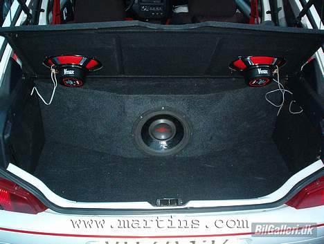 Peugeot 106 1,3i - R -SOLGT- - Hjemmebygget basskasse til 12" sub. Forstærkeren ligger under gulvet billede 5