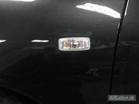 Nissan Almera SR sedan *SOLGT*  - Ja Nissan er herlig, det hele passer sammen. Jeg har smidt sideblink fra Murano på min. Næsten alle Nissan har samme hul i skærmen så det er bare med at vælge!! Her kan nævnes, Almera, Primera 97-99 99-01 01-, Patrol 05.   billede 5