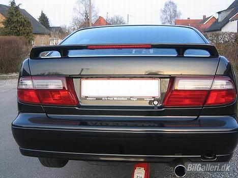 Nissan Almera SR sedan *SOLGT*  - Her ses tydeligt det metallic skær der er i farven, den er bare pisseflot i solskin billede 6