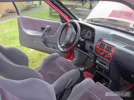 Ford Escort 1.6 xr3i "SOLGT" - Så er der kommet nye måtter og jeg er begyndt på at male røde detaljer... billede 1