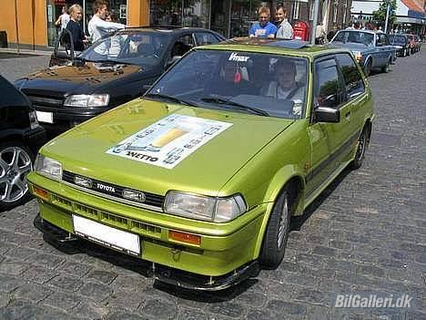 Toyota Corolla *solgt* - Sådan så den ud i sine vel magts dage... Før den blev udsat for hærværk og rustarbejde... billede 4