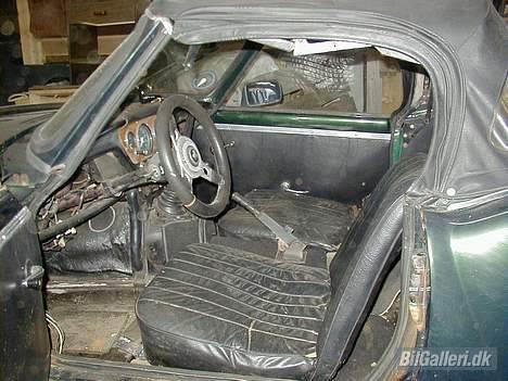Triumph Spitfire mkIII - Et skud af bilens interiør ved anskaffelsen, med uoriginale sæder og i en trist stand. billede 7