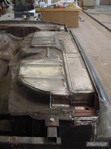 Triumph Spitfire mkIII - Nyt stykke i bunden så fødderne ikke falder ud på jorden :-) billede 9