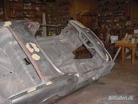 Triumph Spitfire mkIII - Endelig er rustarbejdet afsluttet og de 40 lag gammel maling er blæst og slebet af. billede 10