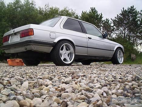 BMW 2,7 eta SOLGT=) - fra jorden af billede 3