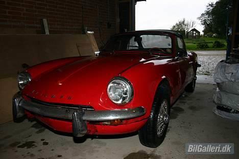 Triumph Spitfire MK III - Før renovering gik igang - skråt forfra, hvor man aner at skærmen er udskiftningsmoden billede 7