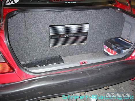 Nissan Primera GT/1.6 (Solgt) - Her er så mit anlæg. Ja det man kan se af det. Er boltet fast til hele rummet. billede 3