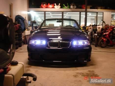BMW 325i Cab - SOLGT... - Xenon-style forlygter... Ser for blæret ud om aftenen... :)  billede 5