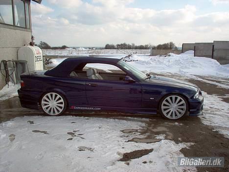 BMW 325i Cab - SOLGT... - Ja så holder dyret her, med top på...!!! Lækker nok, men hun er jo altså lækrest topløs... Sådan er det vel altid...??? billede 10