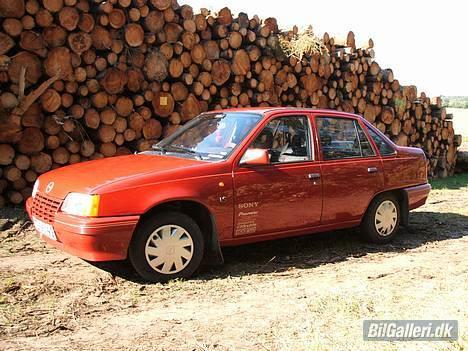 Opel Kadett E Sedan billede 2