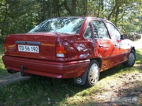 Opel Kadett E Sedan billede 3
