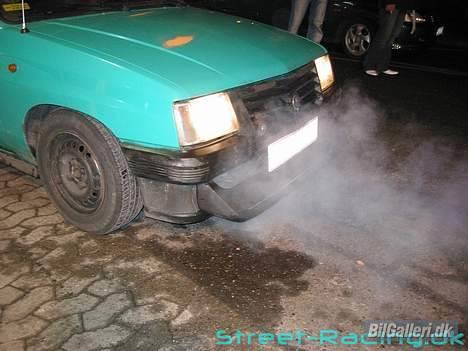 Opel Corsa A cc *Skrottet* - Det er Ikk Jul guf.. En anden bils Udstødningsrøg :D billede 3