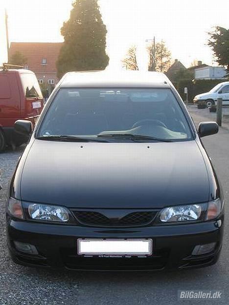 Nissan Almera SR sedan *SOLGT*  - Pyntede med de facelifted sortfarvet forlygter billede 7