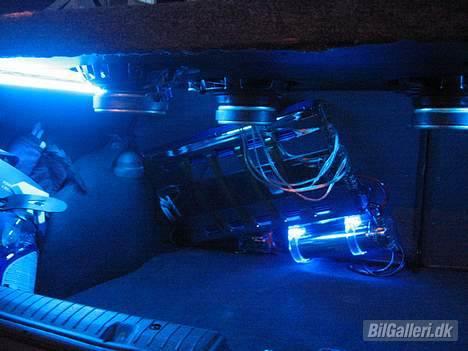 Opel astra 2,0 gsi 16v - 1 neonrør i begge sider og 8 dioder i holderen til lade-elektrolyden billede 7