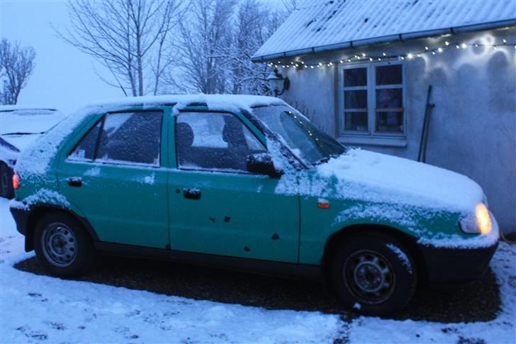 Skoda Felicia  - 06-02-09 Fredag morgen, inden turen går op til gymnasiet. Den dag vi har haft mest sne i år! billede 7