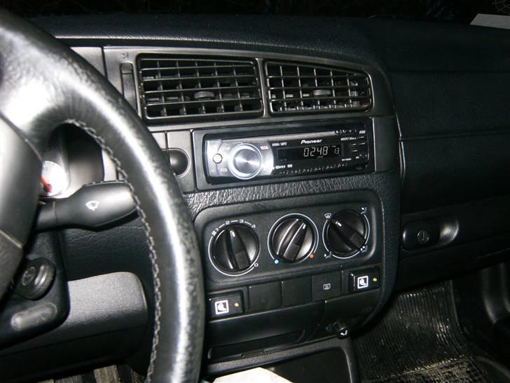 VW Golf 3 1,6 [SOLGT] :( - anlæget, det spiller fandme godt billede 2