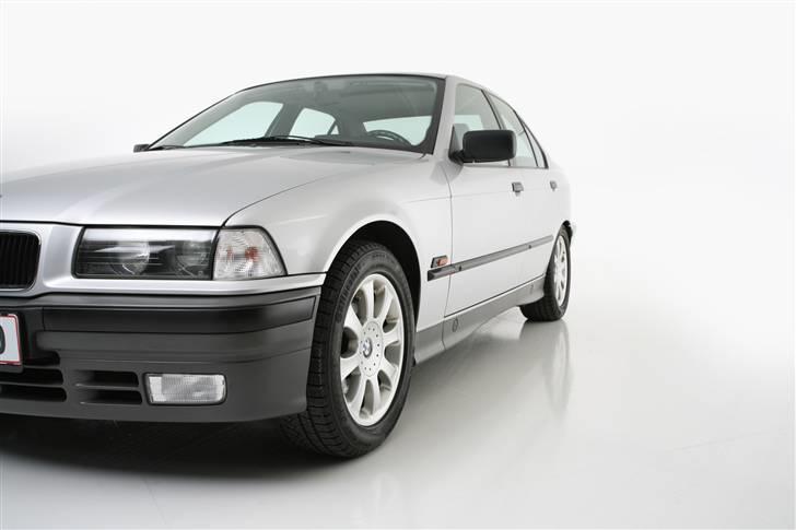 BMW 325i aut. SOLGT billede 8