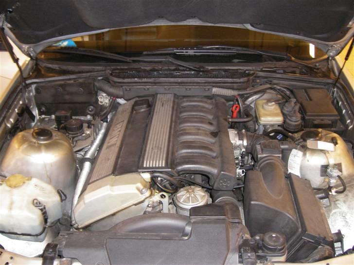 BMW 325i aut. SOLGT billede 13