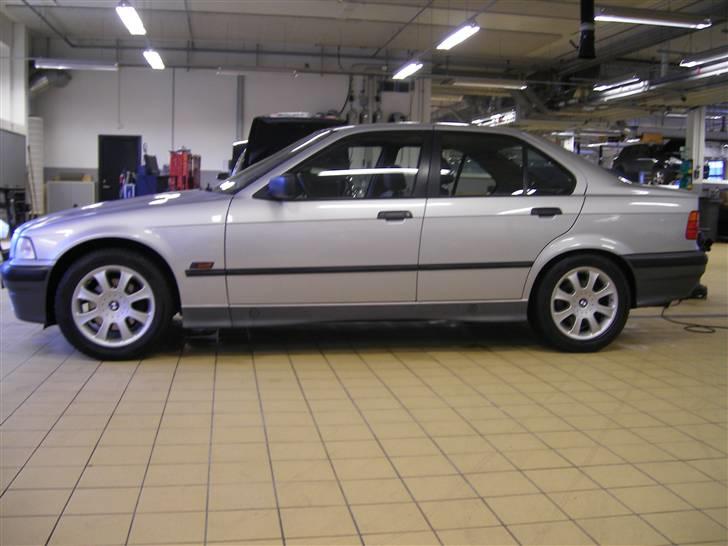 BMW 325i aut. SOLGT - Til alle dem som ikke tror at det er min bil, dette er taget udenfor fotostudiet... billede 15