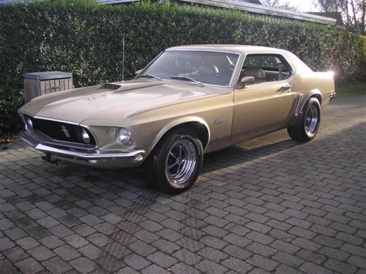 Ford Mustang  (Solgt) - Guldfarvet med en lille rød/sort staferring..  syntes den ser cool ud. billede 4