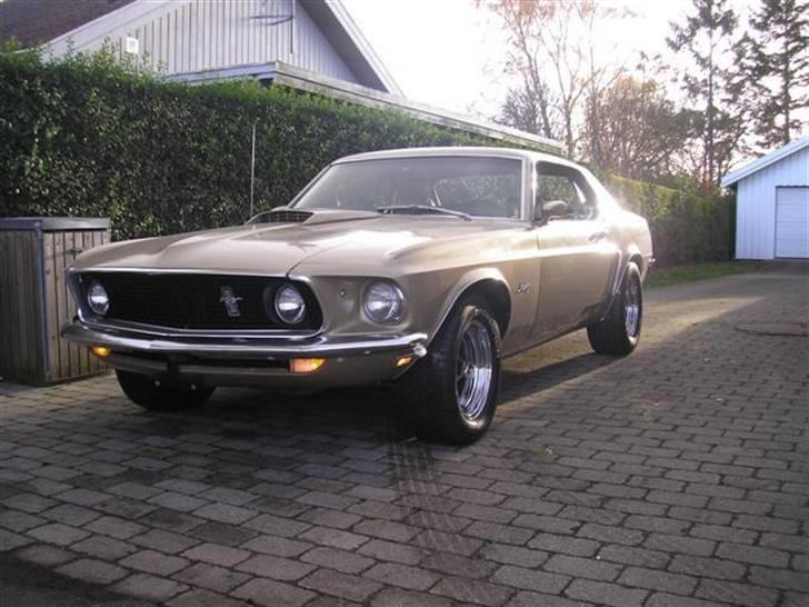 Ford Mustang  (Solgt) - sidemakeringslygter og de nederste front lygter ser godt ud ved mørkets frembrud.. billede 3