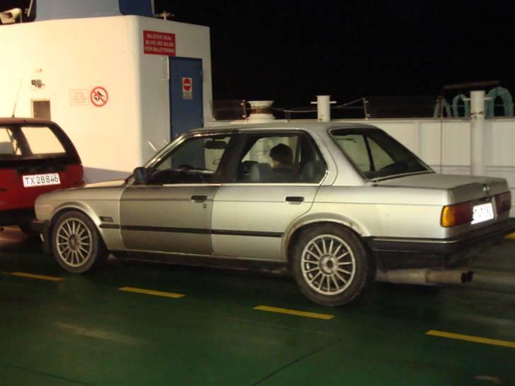 BMW 323i e30 r.i.p - jeg ved godt de er lidt mørke billede 1