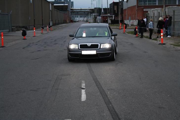 Skoda Superb TDI ..TOTAL SKADET billede 1