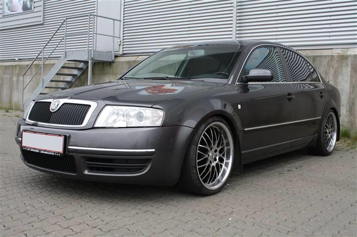 Skoda Superb TDI ..TOTAL SKADET - billedet taget inden tonen a fordør  billede 9