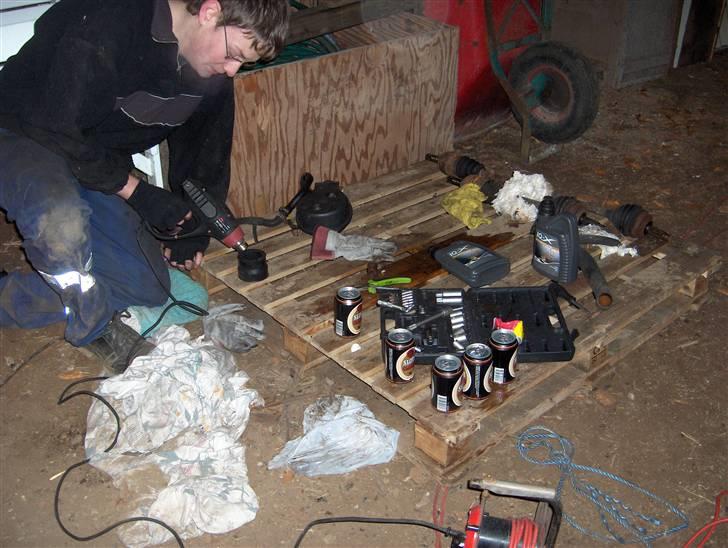 Opel kadett e skrottet - mig der lige er ved at tilpasse en redusator så der kunne komme luftfilter på det var -5 grader derfor har jeg hansker på  billede 17