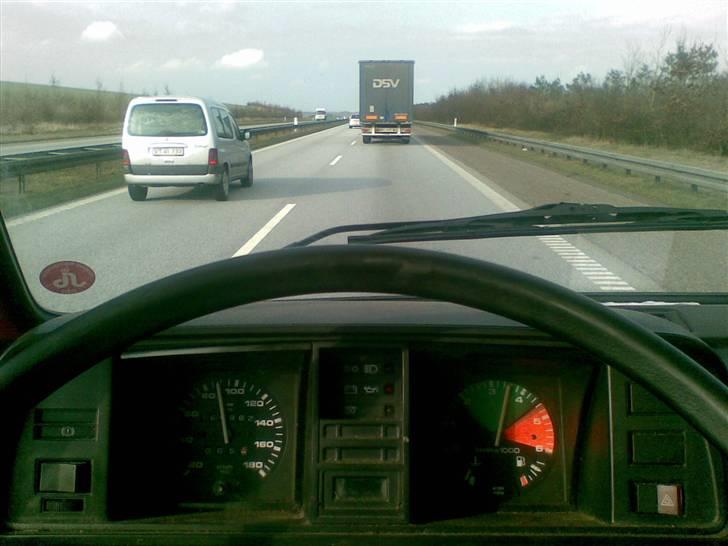 VW Transporter * SOLGT * - Cruise ved 3500rpm / 90kmt, der har den det bedst.. i ly af en lastvogn :) billede 5