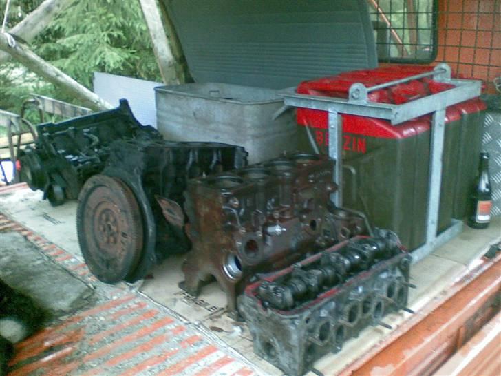 VW Transporter * SOLGT * - Reservedele og lidt af hvert på laddet. Dejligt med plads! billede 10