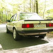 BMW e30 323i Limousine