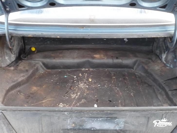 Ford taunus 2.0 v6 - her skal virkelig gøres et eller andet..... det ligner jo en skrotplads for møg.... billede 7