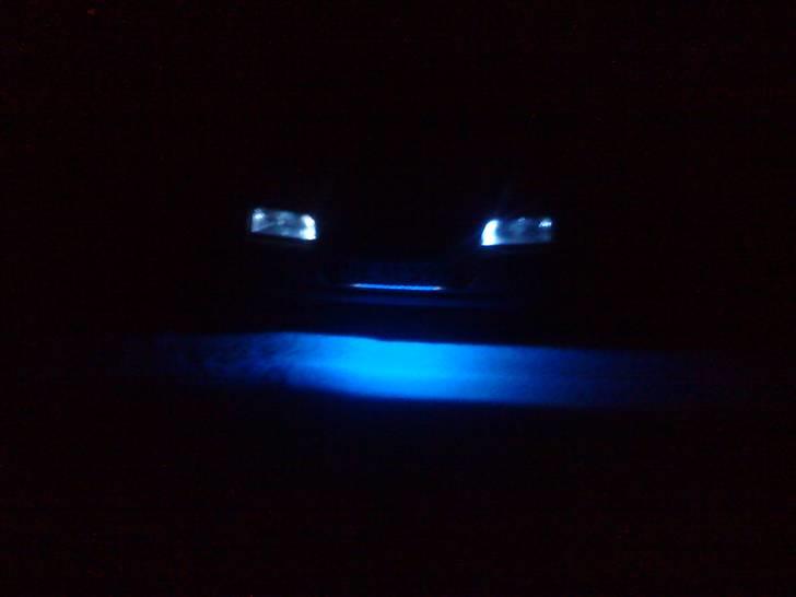 Peugeot 405 Solgt - Lyset er gemt under bag nummerpladen sådan den ikke kan ses når man ikke har den tændt billede 3