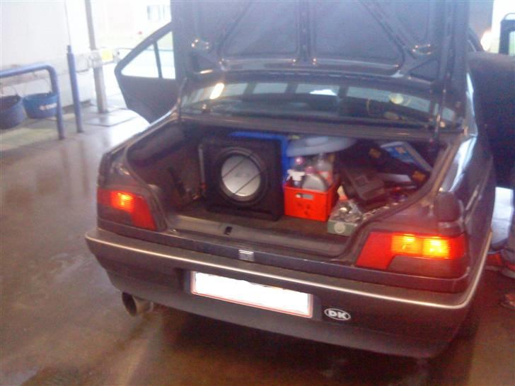 Peugeot 405 Solgt - Min bass i bagesrummet billede 5