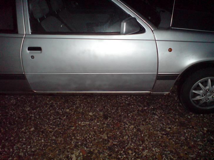 Opel kadett E ¤solgt¤ - ny dør monteret. højre side.. den gamle. var rådnet væk i bunden billede 10