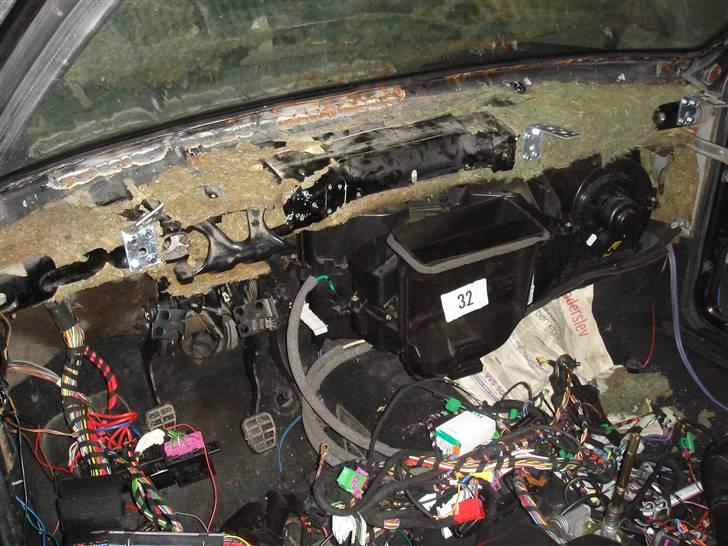 VW Golf 20v turbo [Solgt] - Dejligt overskueligt billede af kabinen. Ledningsnet færdigt inden udgangen af febuar billede 4