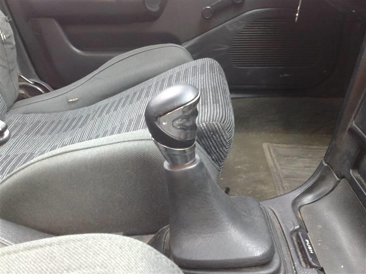 Mazda 323f solgt billede 15