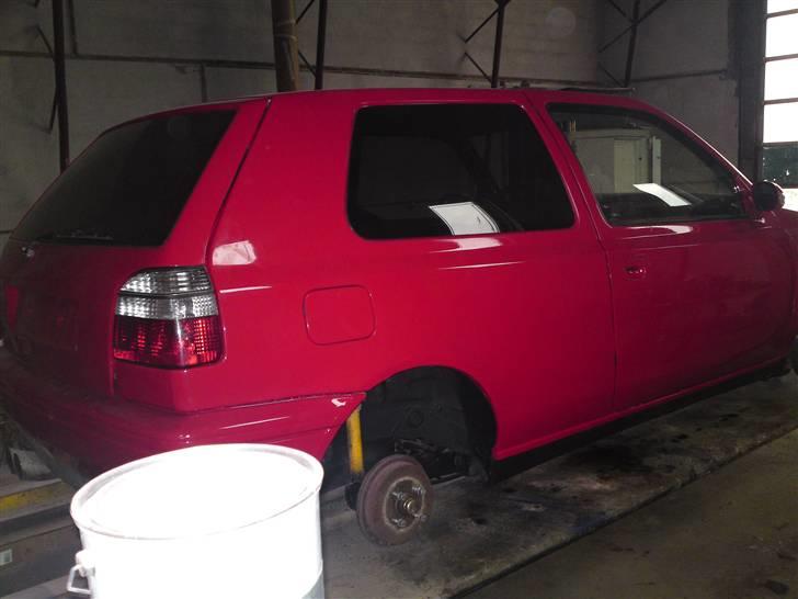 VW Golf III - Rød/hvide baglygter står pænt til bilen selvom den er rød :-) billede 8